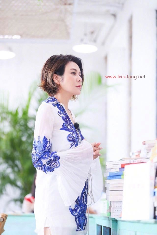 白色刺繡襯衫配短褲簡約優雅，清爽舒適